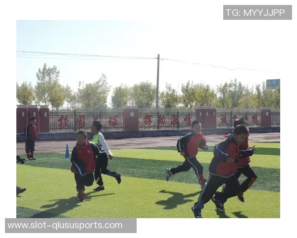 足球小将与他的女友在绿茵场上的甜蜜故事与成长之旅